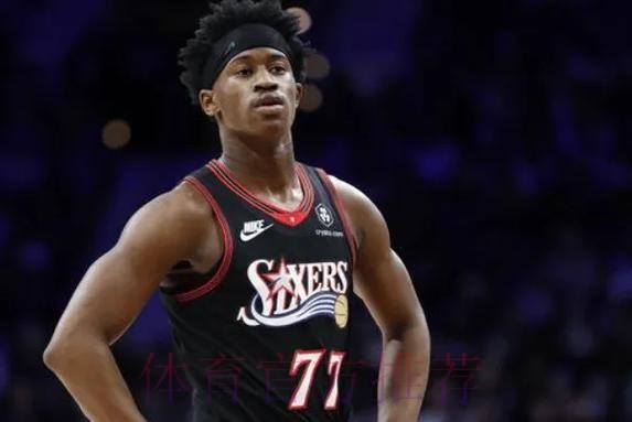 埃奇库姆全场19投仅6中，三分8中2得到17分4篮板4助攻2抢断